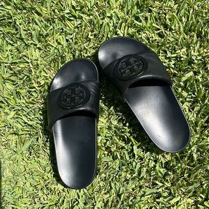 Tory Burch Leather Black slides!!🌸
